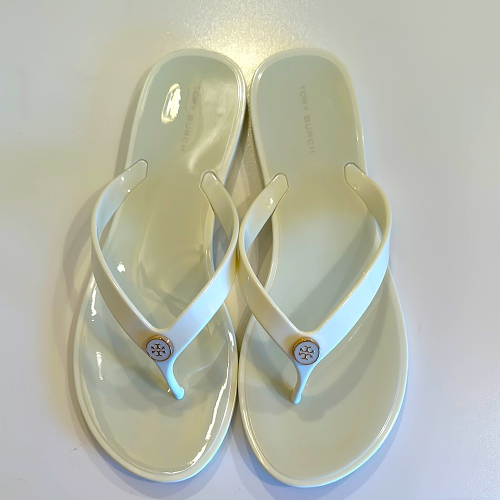 New Tory Burch Cream Sandals with Minimalist Design. Size 6M.